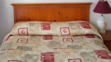 Habitació estàndard, 1 llit de matrimoni | Escriptori, planxa i posts de planxar, wifi gratuïta i roba de llit