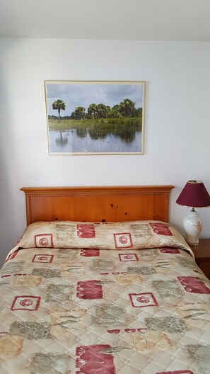 Standard Room, 1 Queen Bed | Desk, iron/ironing board, free WiFi, bed sheets - Maples Motel (Orillia)