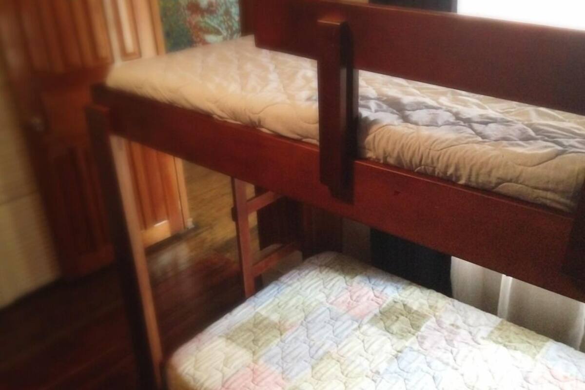 Dormitorio compartido, dormitorio mixto, vista a la ciudad | Ropa de cama de alta calidad y caja de seguridad en la habitación
