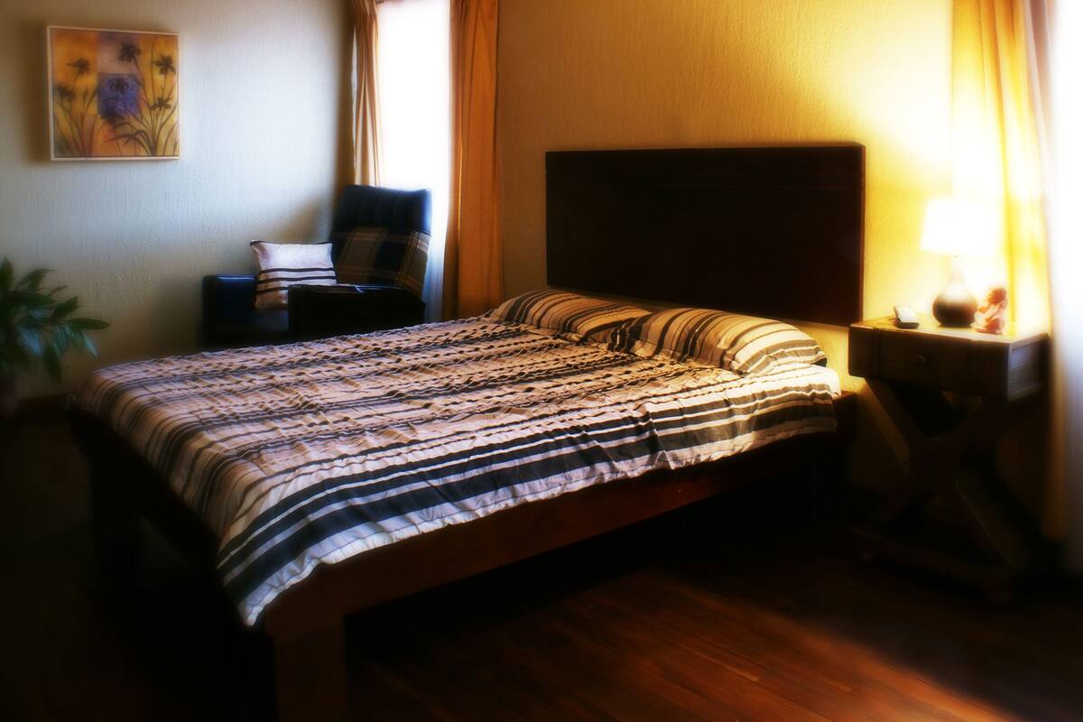 Ropa de cama de alta calidad y caja de seguridad en la habitación