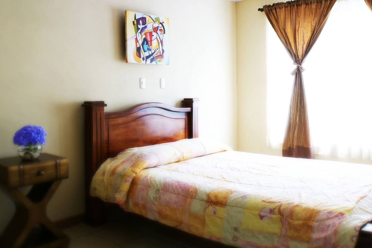 Habitación doble | Ropa de cama de alta calidad y caja de seguridad en la habitación