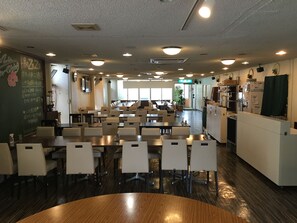 S'hi serveixen esmorzars, dinars i sopars 