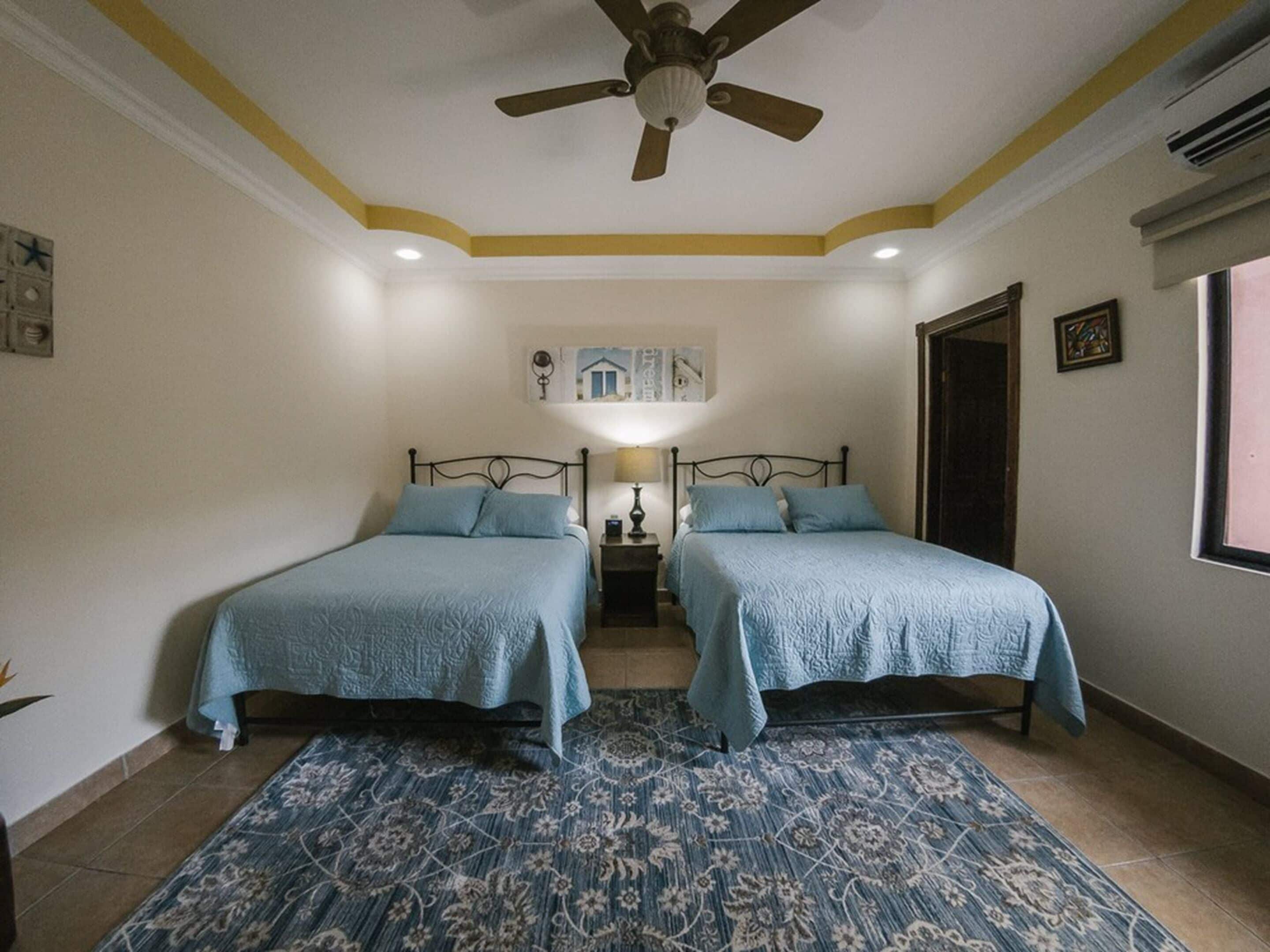 Villa, 2 chambres | Salle de bain | Douche, douche à « effet pluie », sèche-cheveux, serviettes fournies