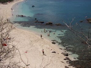 ใกล้ชายหาด, ทรายสีขาว