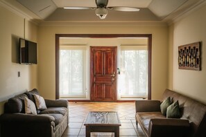 42-inch flat-screen TV with cable channels - Casas del Toro Playa Flamingo (Cabo Velas)
