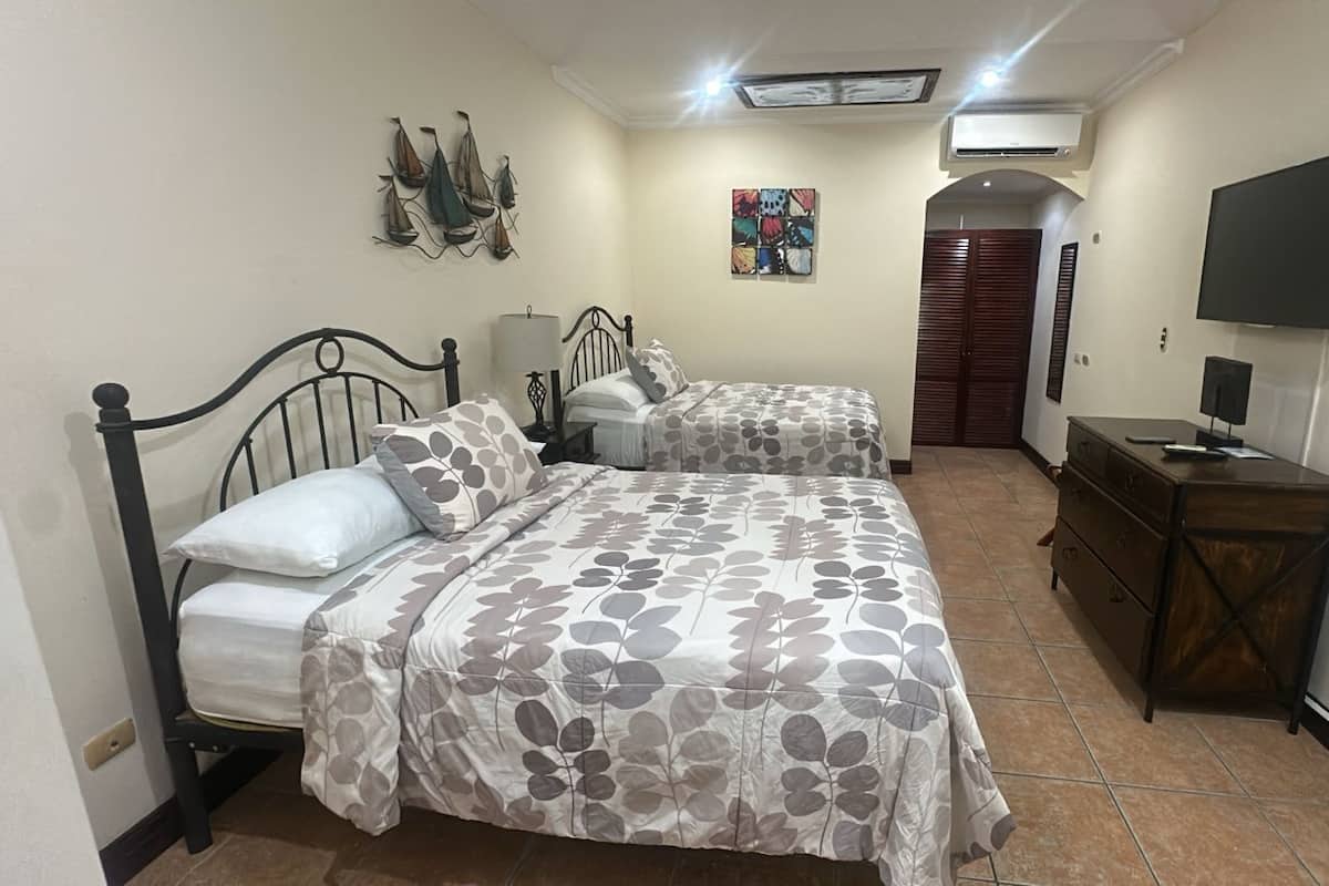 Standard Room, 1 Bedroom | Peralatan tempat tidur premium, gebar bulu kapas, peti besi dalam bilik