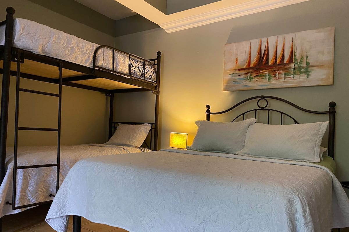 Standard Triple Room, 3 Katil Bujang (Single) | Peralatan tempat tidur premium, gebar bulu kapas, peti besi dalam bilik