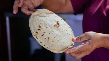 Una persona sosteniendo una tortilla.