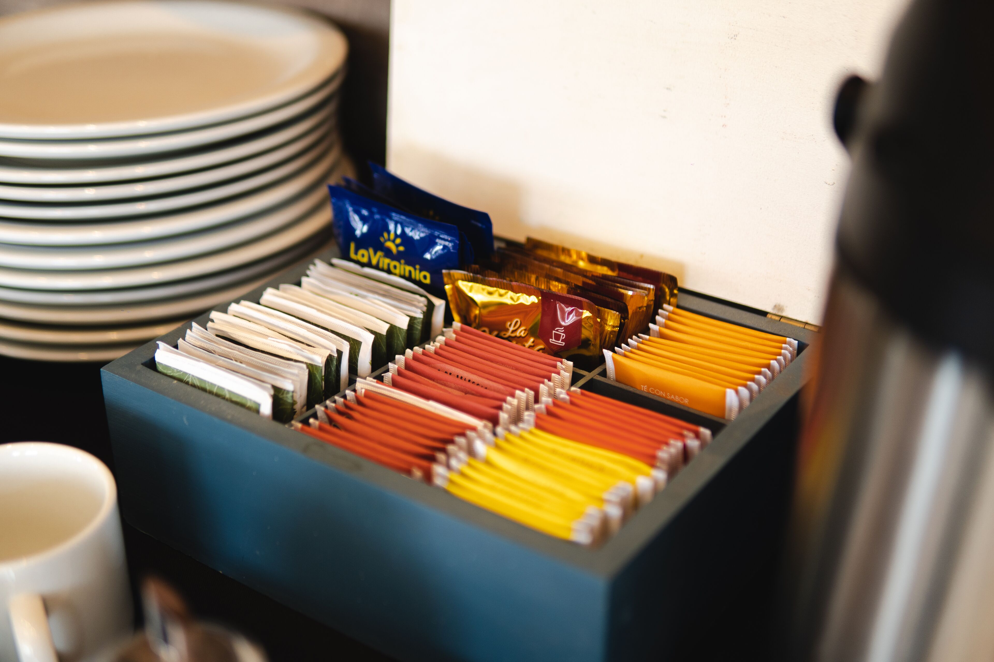 Eine Schachtel Buntstifte und eine Tafel Schokolade von LaViramica.