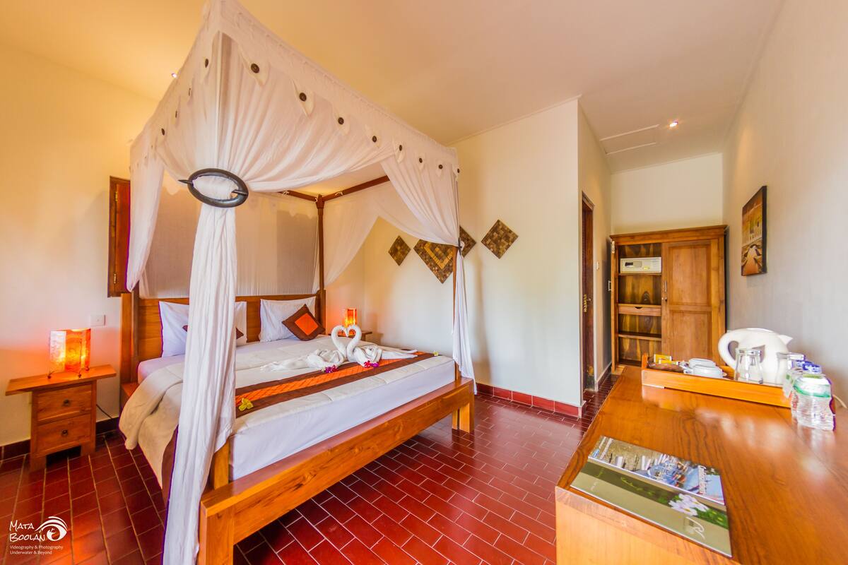Phòng Deluxe | Minibar, két bảo mật tại phòng, bàn 