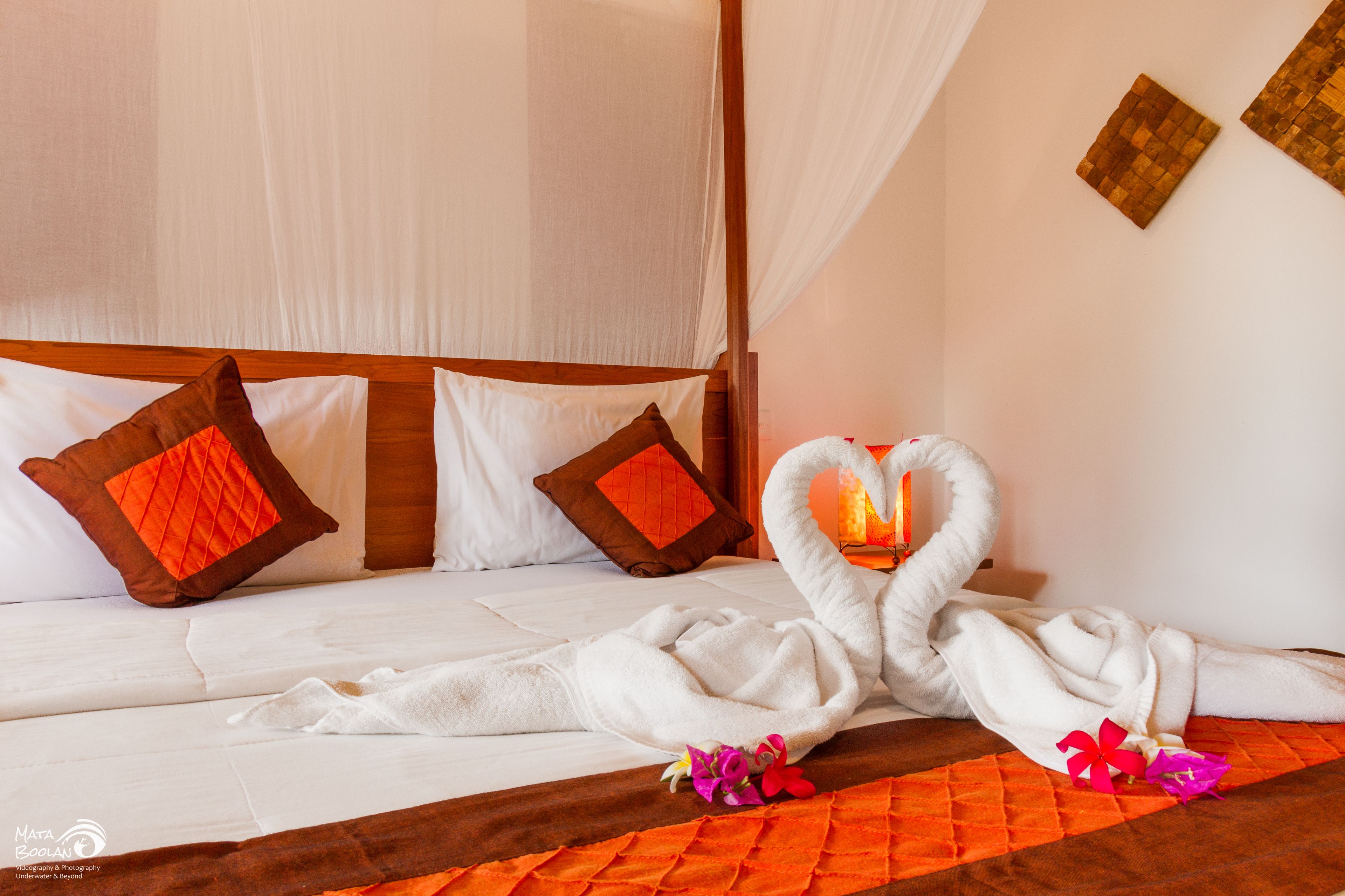 deluxe room | minibar, in-room safe, individually furnished, desk