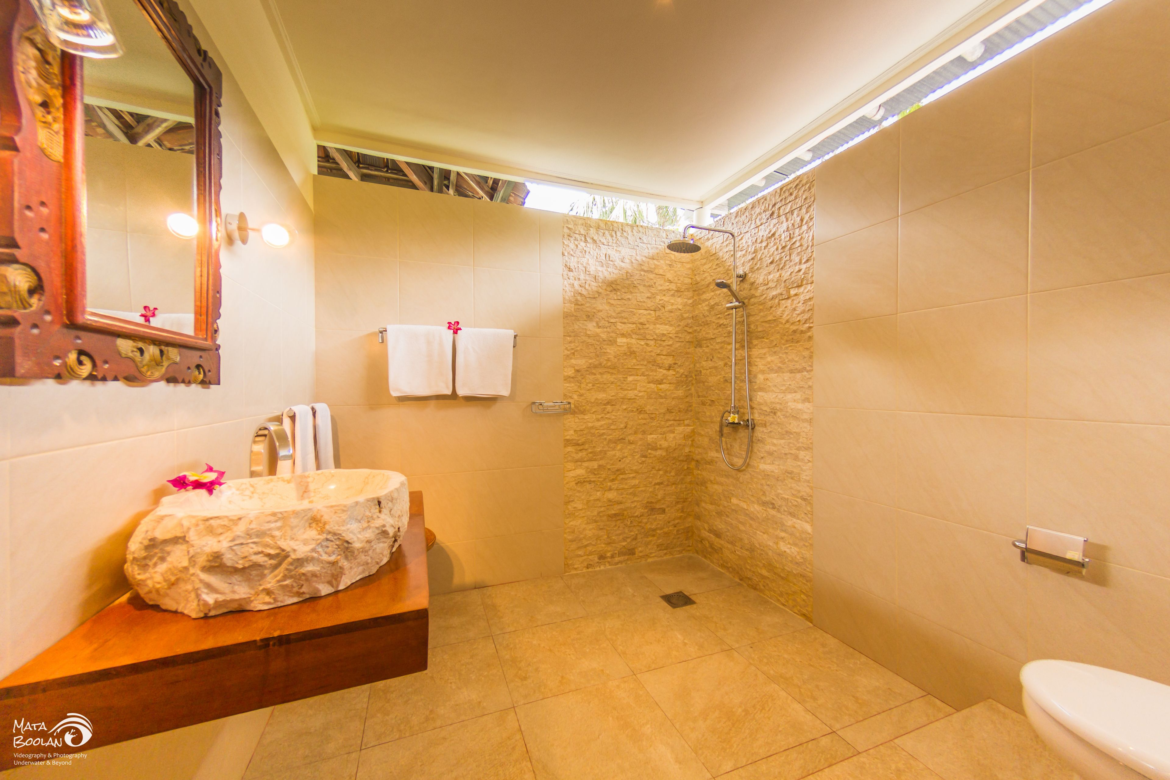 deluxe room | bathroom | free toiletries, hair dryer, towels