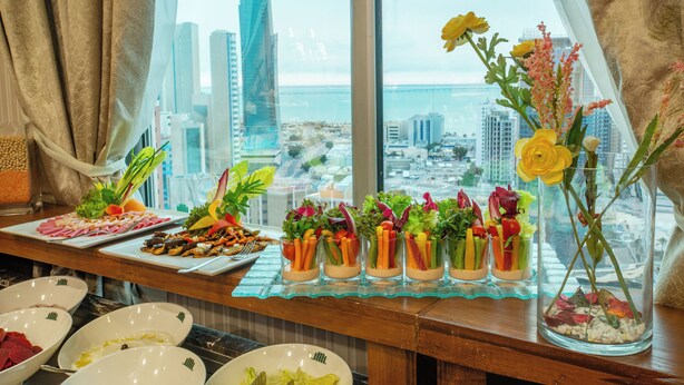 Ein reichhaltiges Buffet mit verschiedenen Speisen und einer Blumenvase.