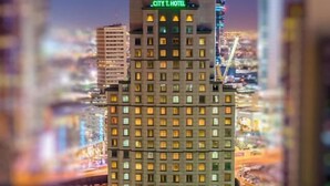 Ein Hochhaus-Hotel mit mehreren Etagen und einer auffälligen Schilderung oben.