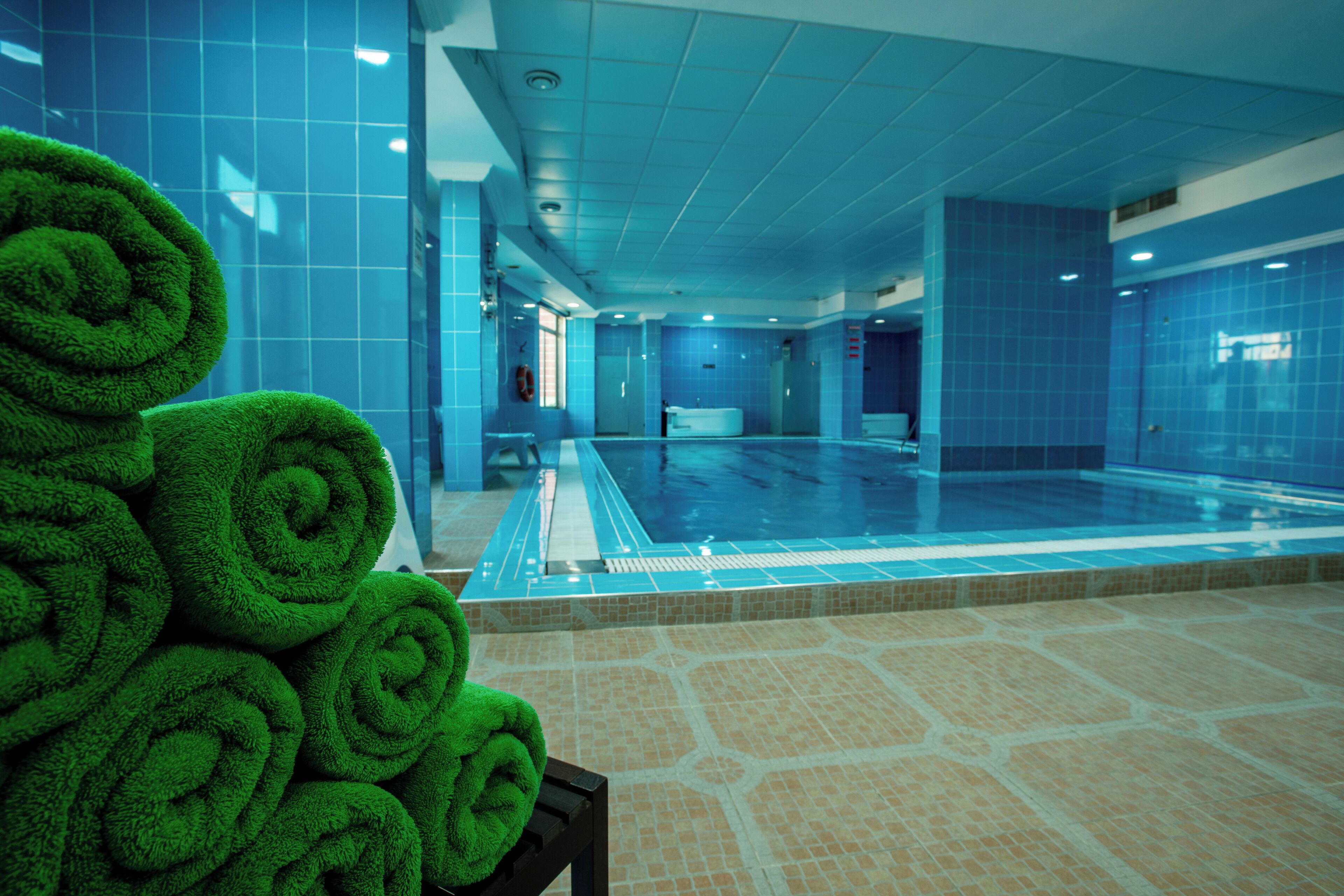 Innenpool, Rettungsschwimmer vor Ort