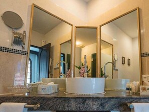Bathroom - Poseidon Boutique Hotel (Pattaya)
