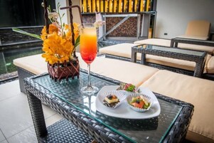 Breakfast, lunch, dinner served; international cuisine