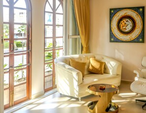 Superior Room | Living area | TV - Poseidon Boutique Hotel (Pattaya)