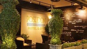 Lobby sitting area - Poseidon Boutique Hotel (Pattaya)