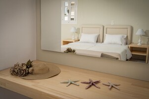 Ropa de cama de alta calidad y caja de seguridad en la habitación 