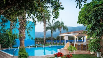 Piscine extérieure, parasols de plage, chaises longues