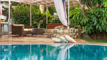 Outdoor pool, pool umbrellas, sun loungers