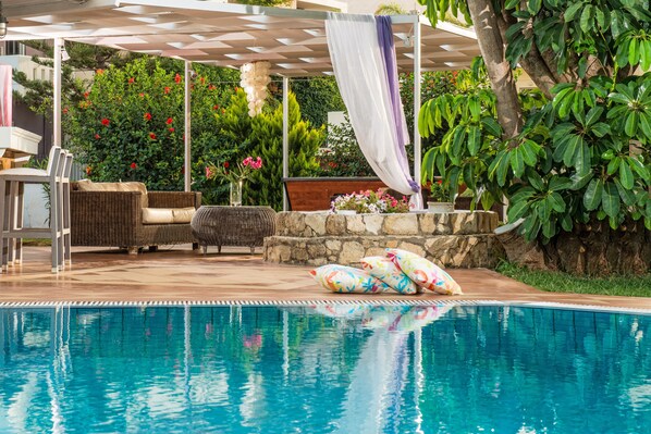Piscine extérieure, parasols, chaises longues