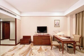 Minibar, in-room safe, iron/ironing board, cribs/infant beds - Phoenix International Hotel (Dazhou)
