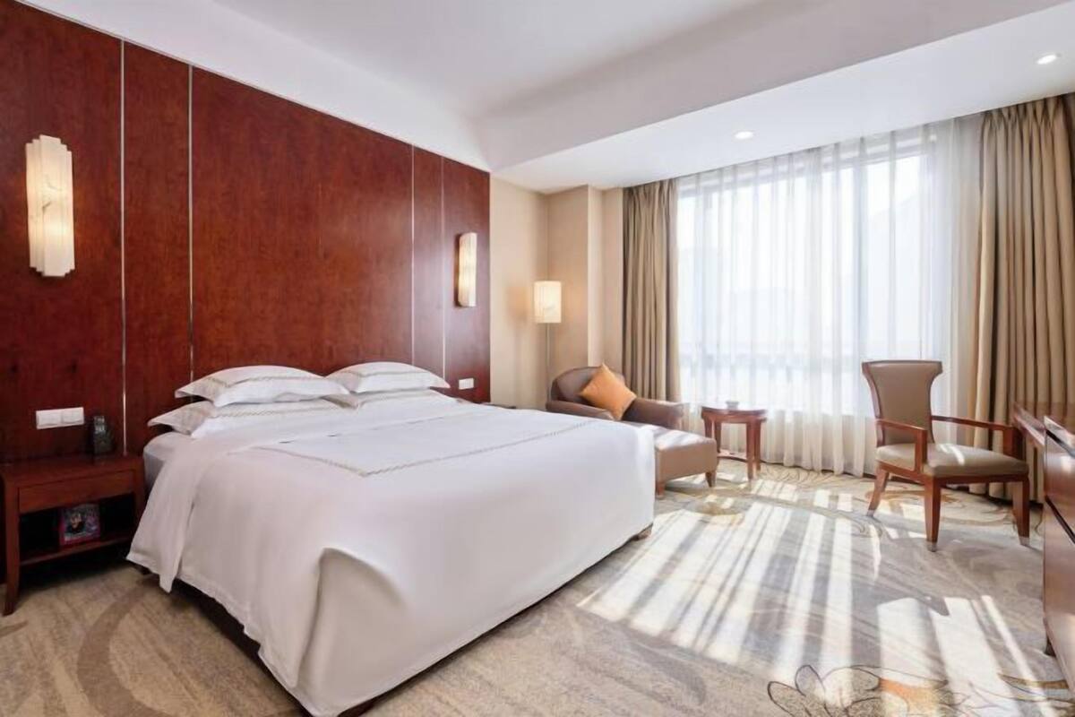 Minibar, coffres-forts dans les chambres, fer et planche à repasser
