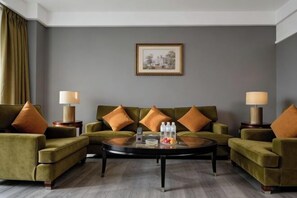 Minibar y caja de seguridad en la habitación 