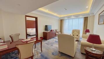 Minibar y caja de seguridad en la habitación