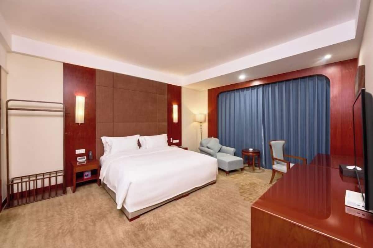 Minibar, in-room safe, iron/ironing board, cots/infant beds