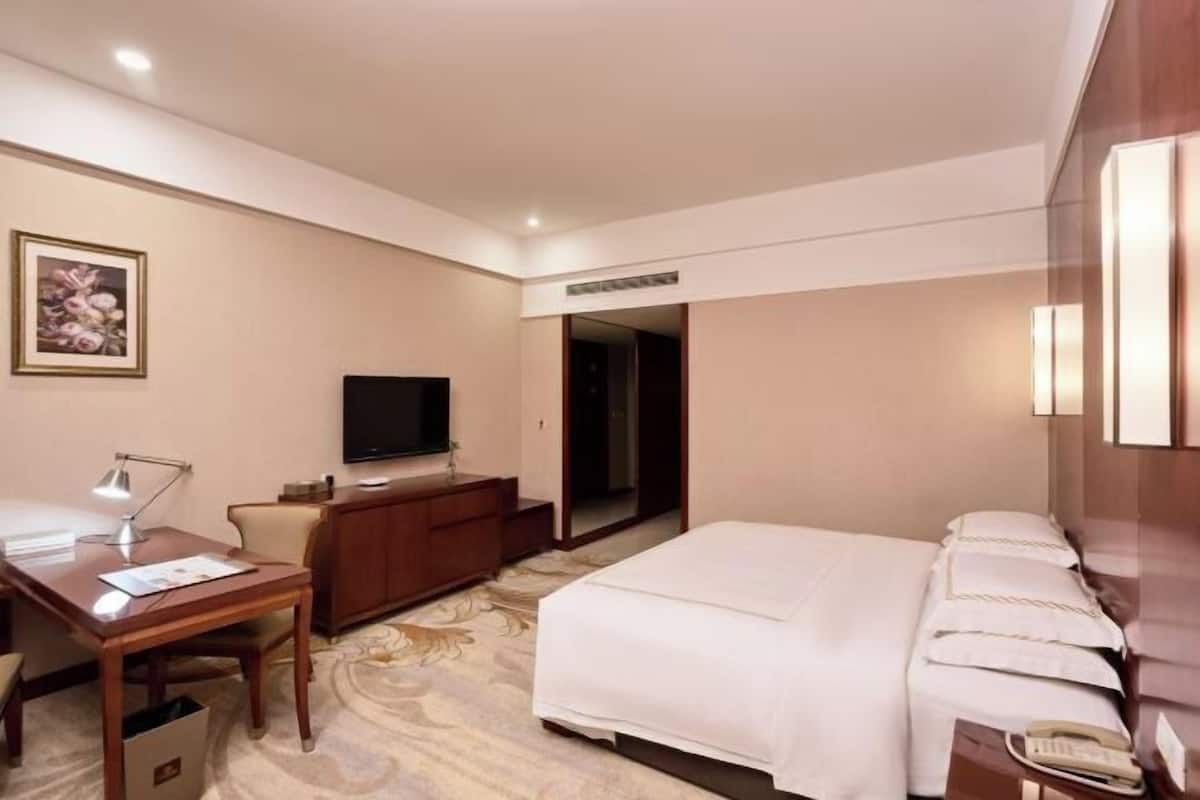 Minibar, in-room safe, iron/ironing board, cots/infant beds