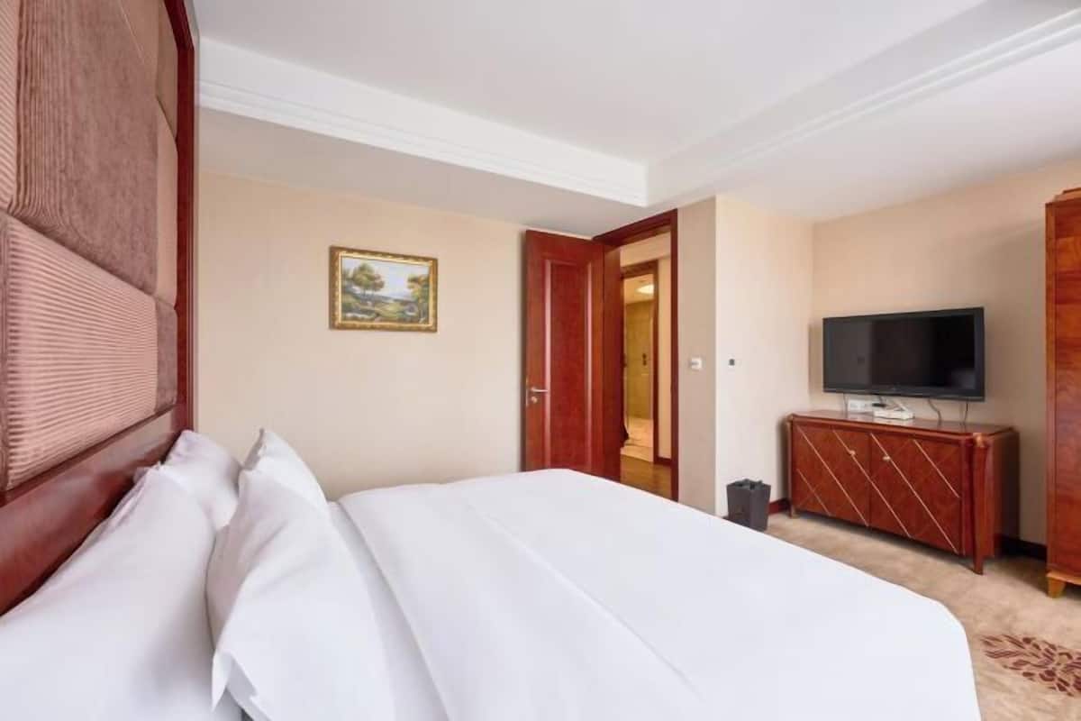 Minibar, in-room safe, iron/ironing board, cots/infant beds