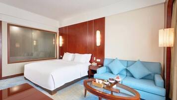 Minibar y caja de seguridad en la habitación