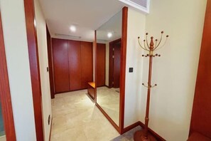 Minibar, coffres-forts dans les chambres, fer et planche à repasser