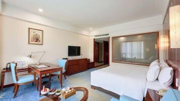 Minibar y caja de seguridad en la habitación