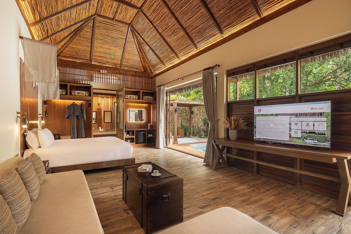 pool villa jacuzzi (24 hours use of room) | free minibar items, in-room safe, desk, blackout curtains