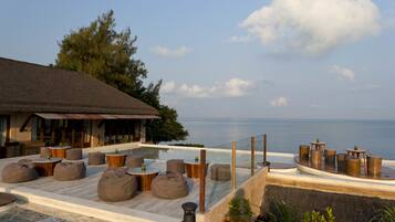 Bar tepi kolam renang