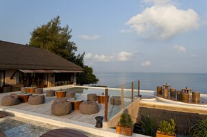 Bar tepi kolam renang