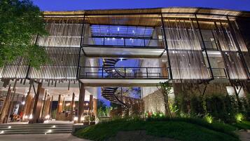 Fachada de la propiedad por la tarde o noche