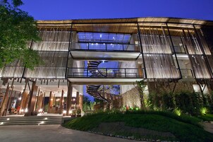 Fachada de la propiedad por la tarde o noche