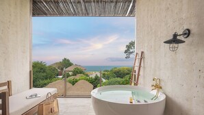 Deluxe Seaview Jacuzzi (24 Hours Use of Room) | 免费迷你吧物品、客房内保险箱、办公桌、遮光窗帘