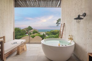 Deluxe Seaview Jacuzzi (24 Hours Use of Room) | Free minibar items, in-room safe, desk, blackout drapes