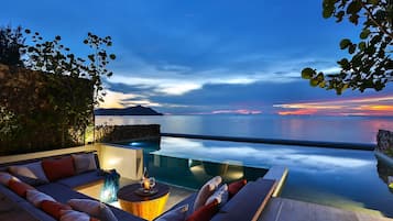 Beachfront Pool Villa (24-Hours Use of Room) | Artículos del minibar gratis y caja de seguridad en la habitación