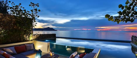 Beachfront Pool Villa (24-Hours Use of Room) | Gratis produkter i minibaren, pengeskab på værelset, skrivebord