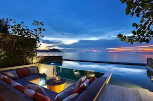 Beachfront Pool Villa (24-Hours Use of Room) | Minibar (con algunos artículos gratuitos), caja fuerte, escritorio