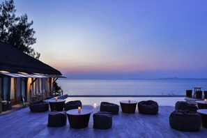 Rooftop bar, ocean views - U Pattaya (Sattahip)