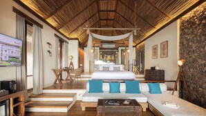 Beachfront Pool Villa Jacuzzi (24 Hours Use of Room) | 免费迷你吧物品、客房内保险箱、办公桌、遮光窗帘