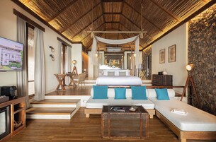 Beachfront Pool Villa Jacuzzi (24 Hours Use of Room) | Minibar (con algunos artículos gratuitos), caja fuerte, escritorio